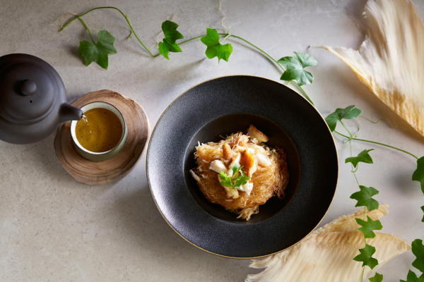 Stir-fried Shark Fin Soup with Crabmeat, served with Superior Stock in Teapot-1